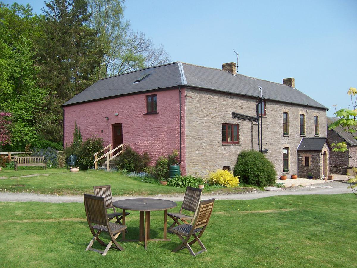Bed and Breakfast Brynderwen Llangorse Екстер'єр фото