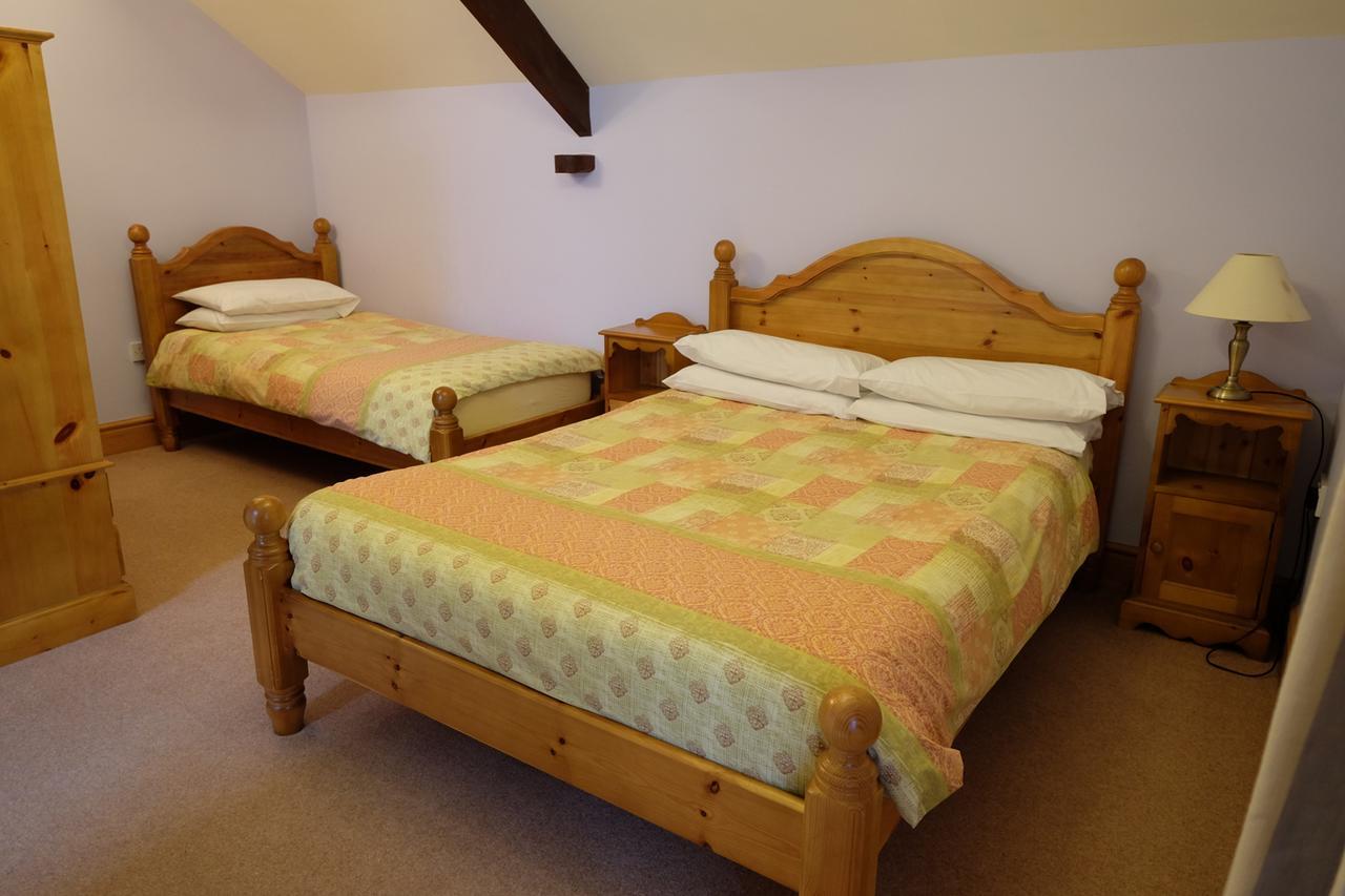 Bed and Breakfast Brynderwen Llangorse Екстер'єр фото